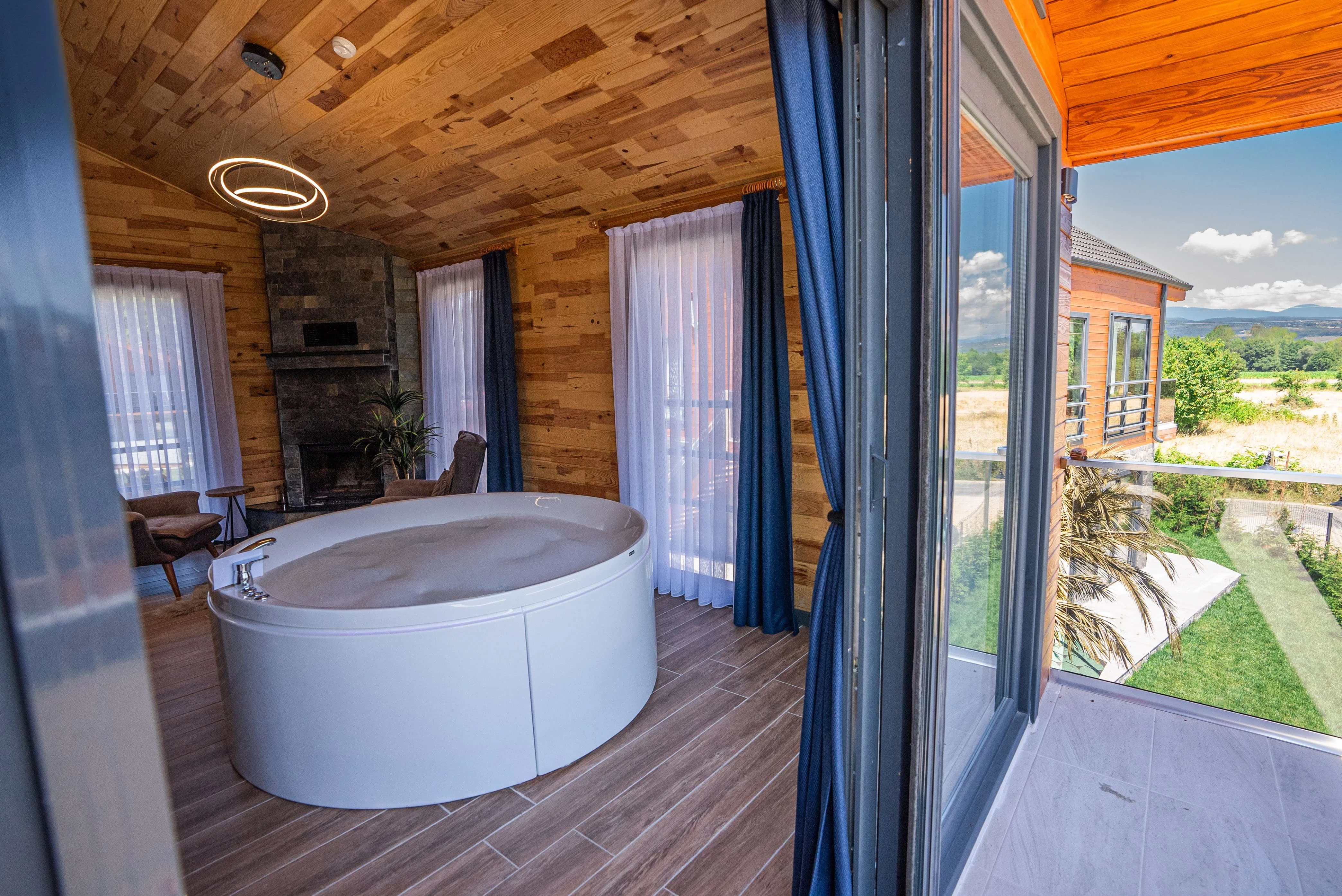 deluxe-oda-jakuzi-ve-somineli-0