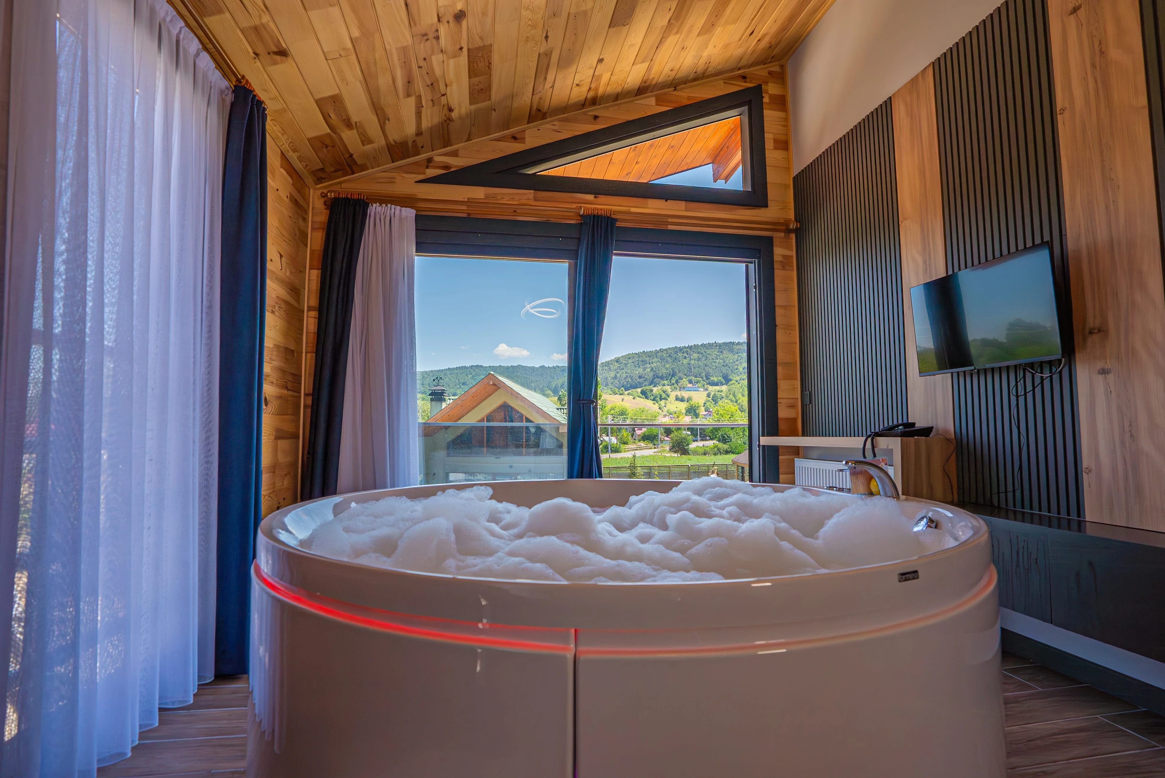 deluxe-oda-jakuzi-ve-somineli-0