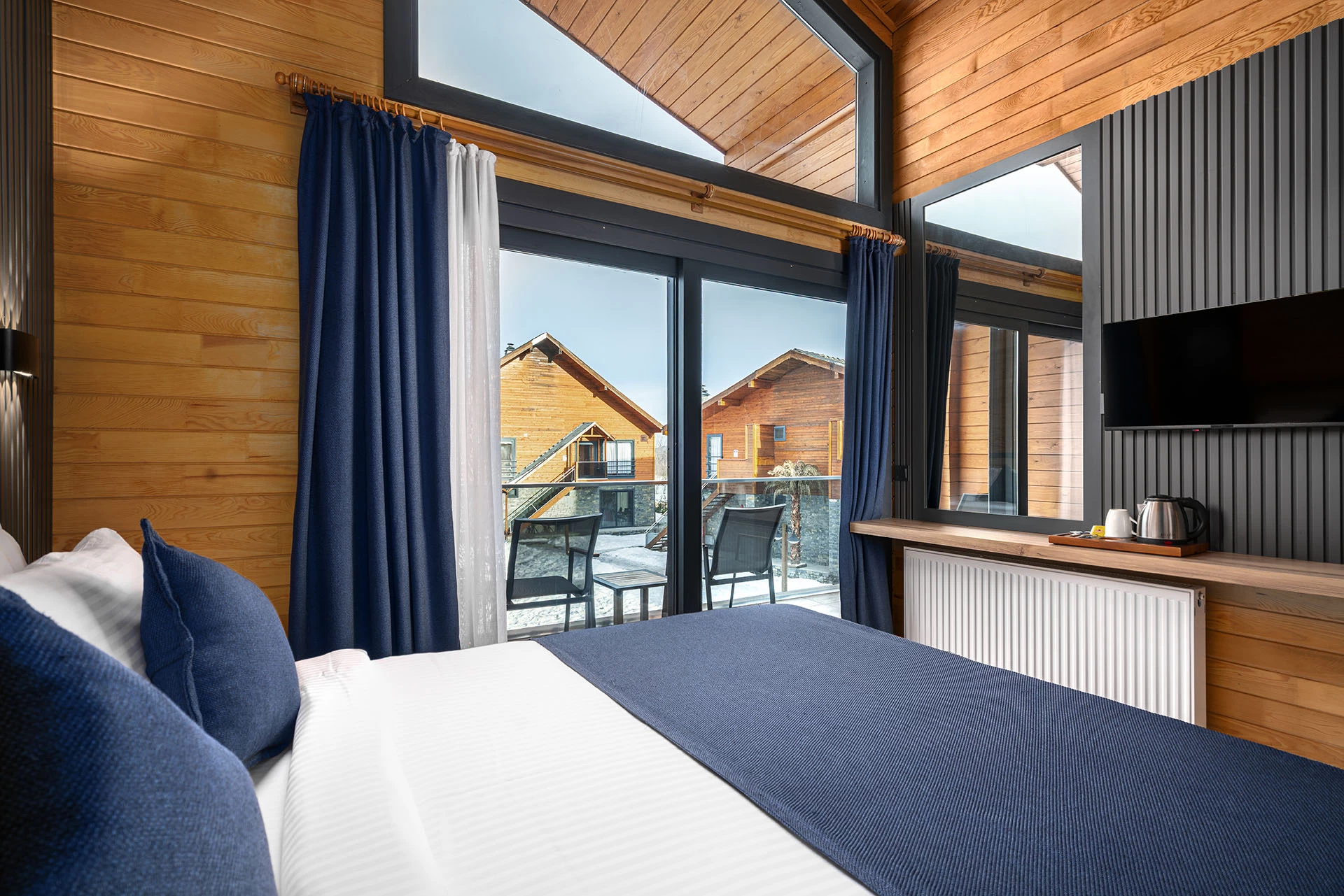 deluxe-room-jakuzi-and-fireplace-3