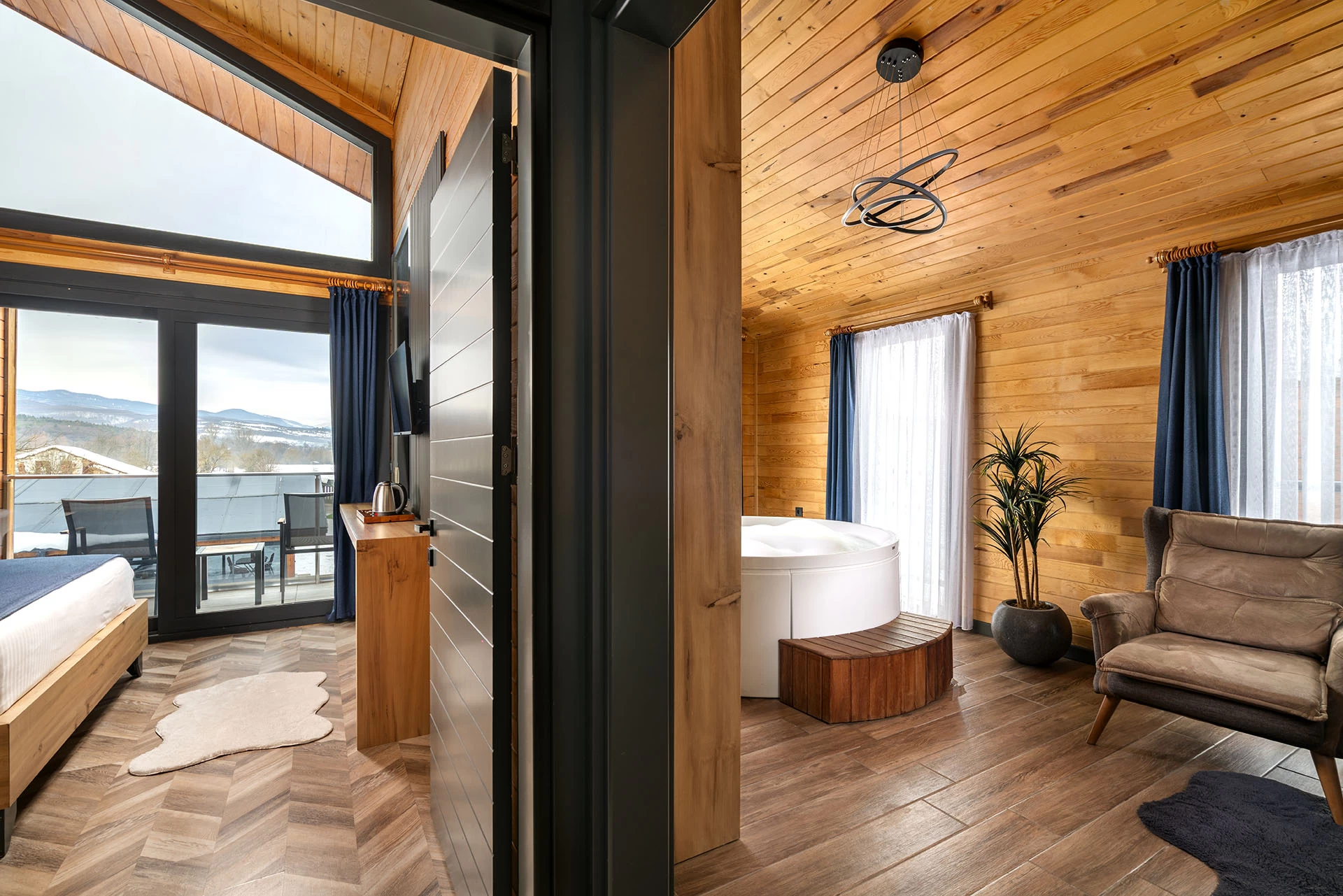 deluxe-room-jakuzi-and-fireplace-2