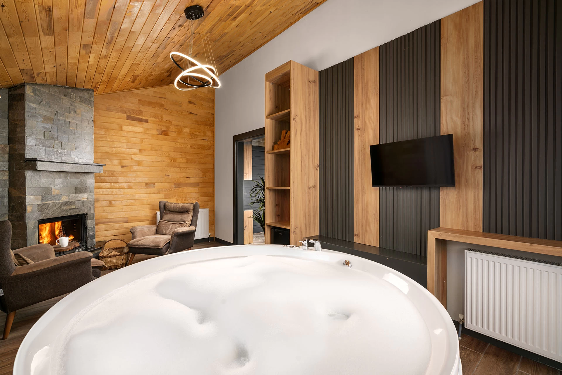 deluxe-room-jakuzi-and-fireplace-4